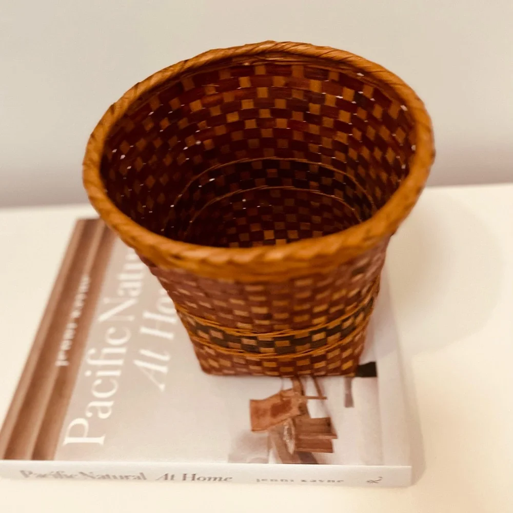 STUNNING PLANT HOLDER‎ CHECKERED WOVEN BOHO BASKET BROWN/TAN/BLACK EUC